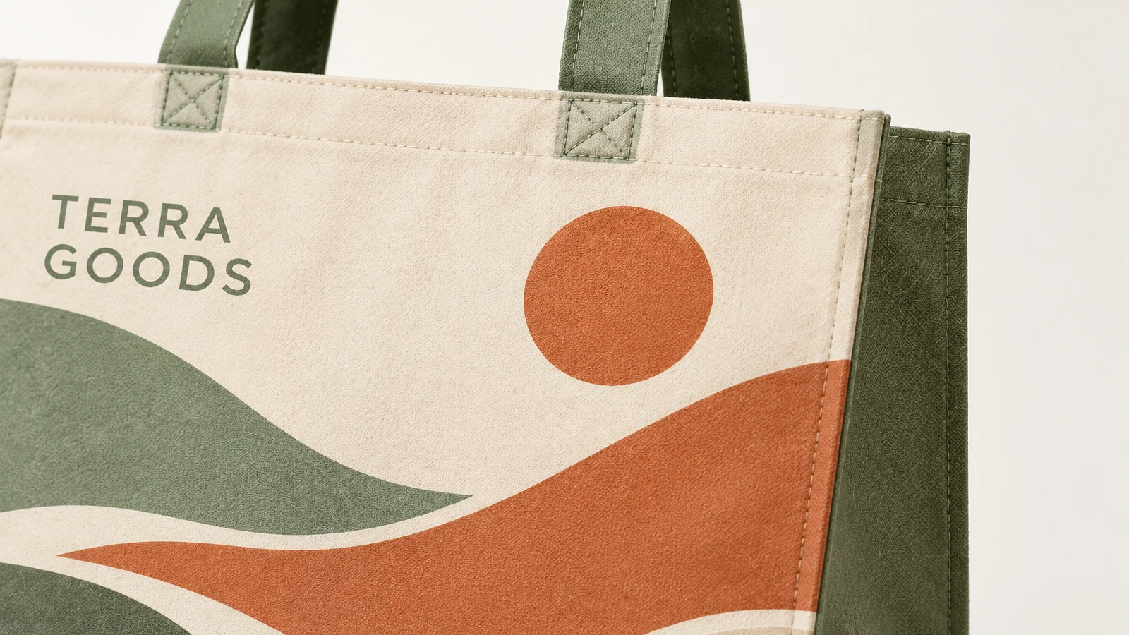 TERRA GOODS 글자와 녹색 손잡이 박음질이 있는 풍경 프린트 토트백 클로즈업