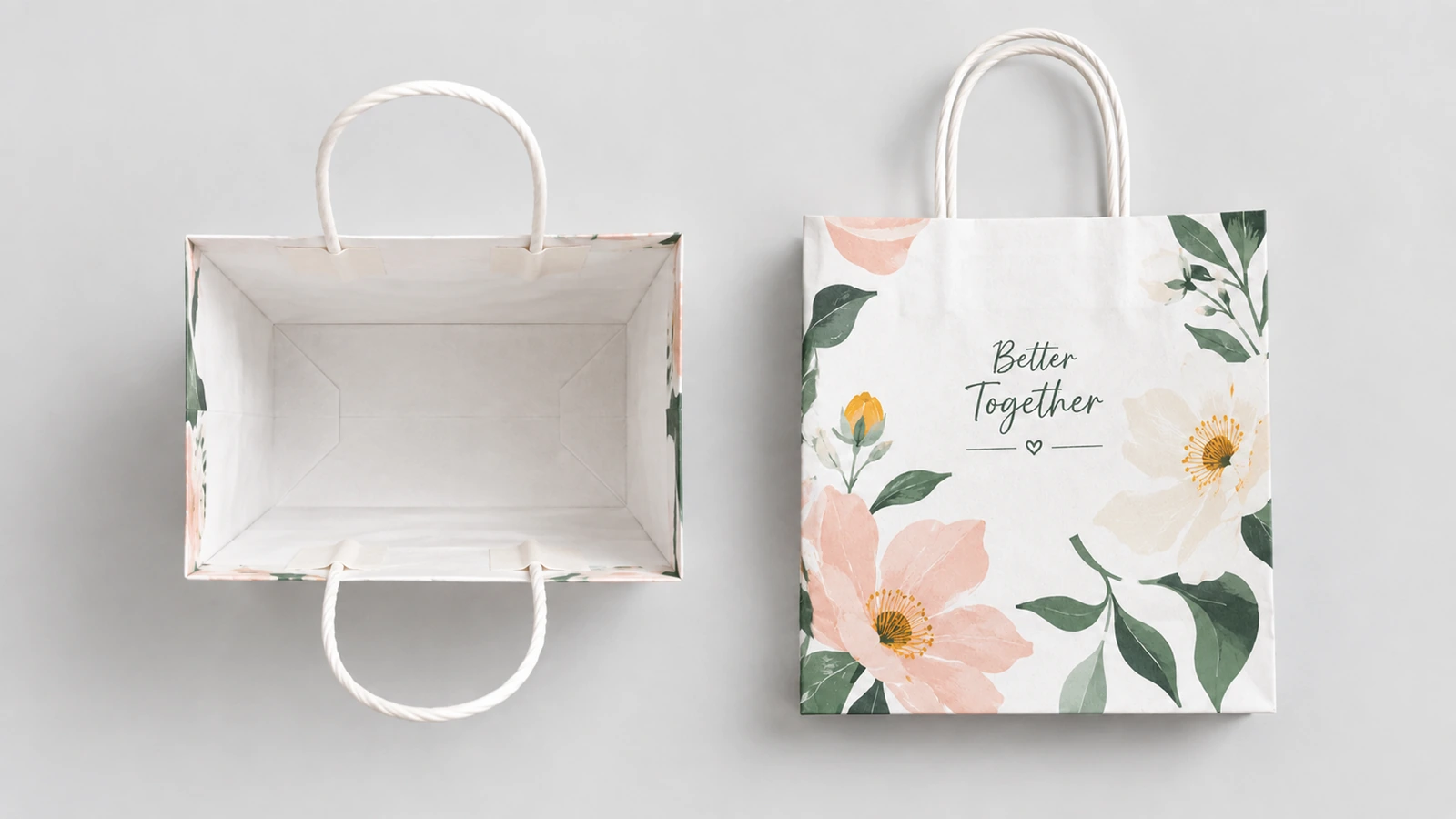 흰색 꽃무늬 종이 가방의 내부와 앞면 꼬임 손잡이와 'Better Together' 문구가 있는 흰색 꽃무늬 가방의 열린 모습과 세운 모습